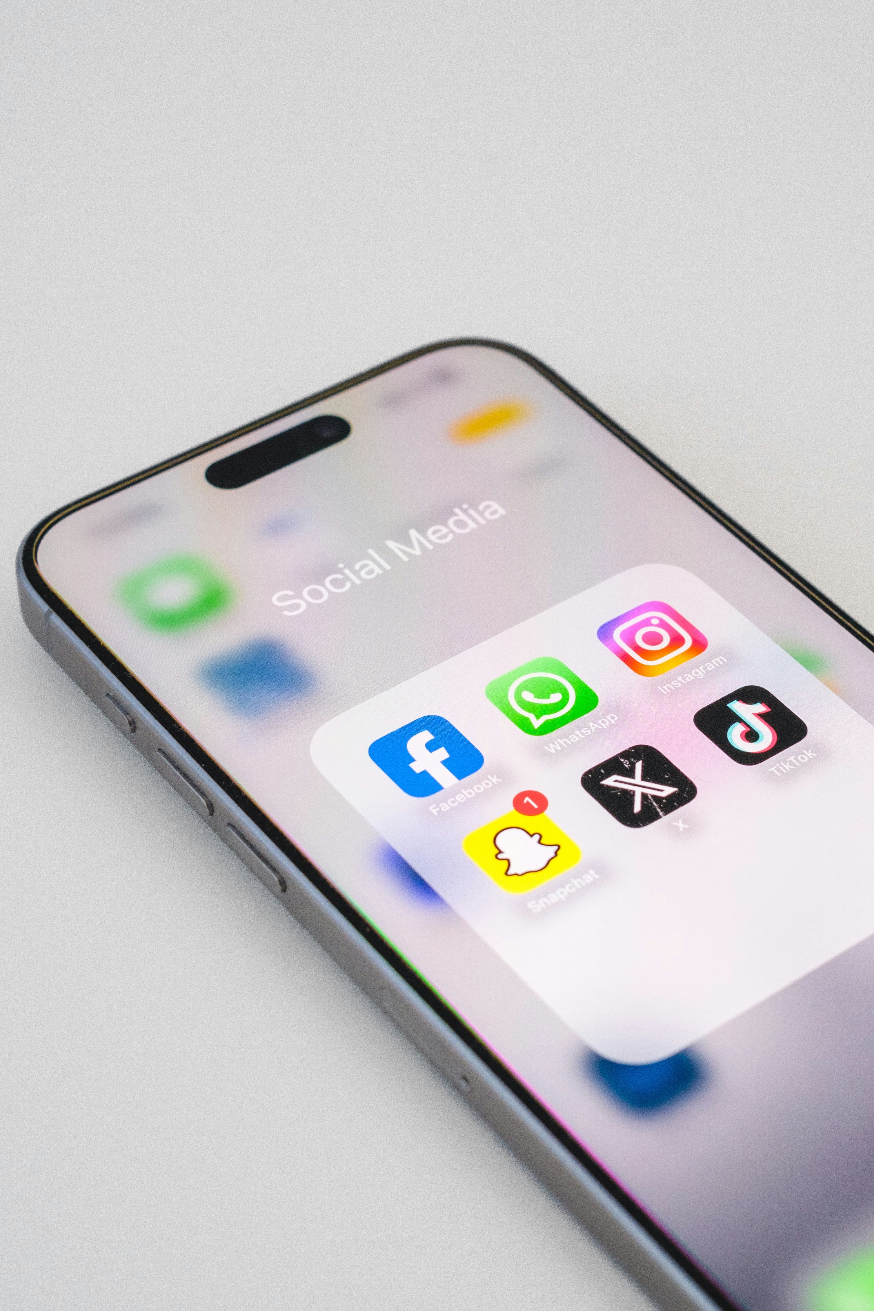 Mobielverslaafd - 4 tips om minder op je mobiel te zitten tijdens een avond met vrienden