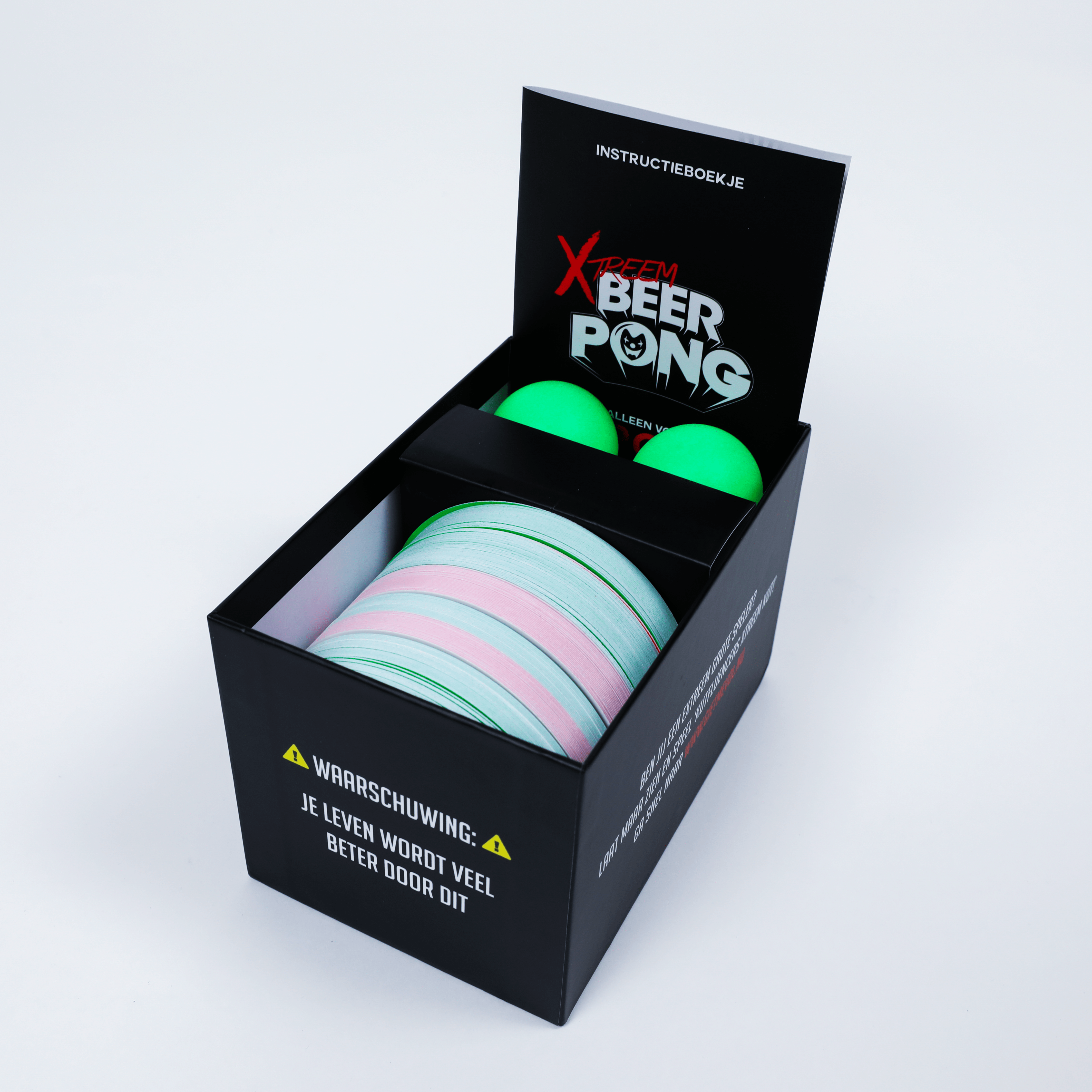 binnenkant van xtreem beerpong met opdrachten en beerpong ballen
