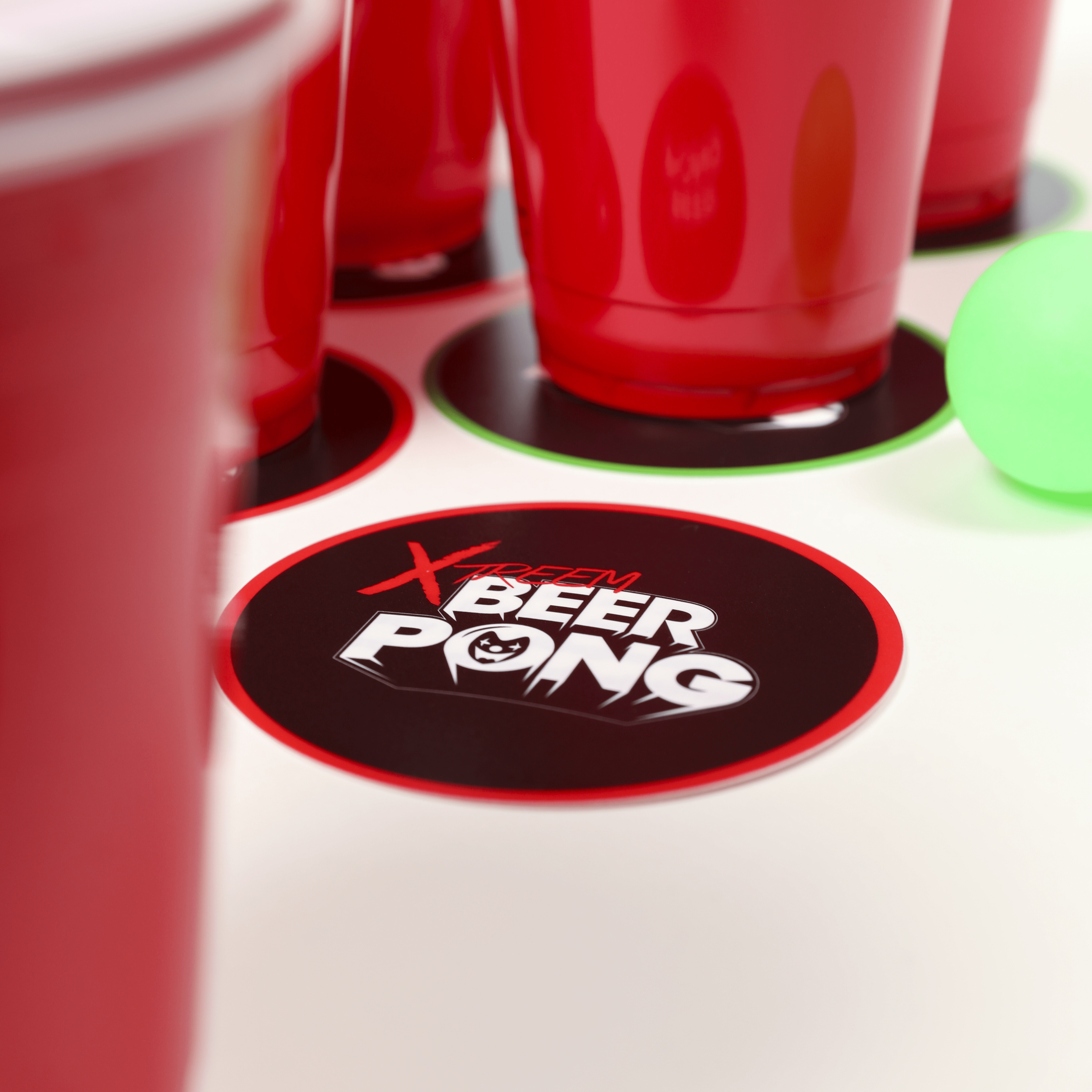 beerpong bekers met daaronder opdrachtkaarten