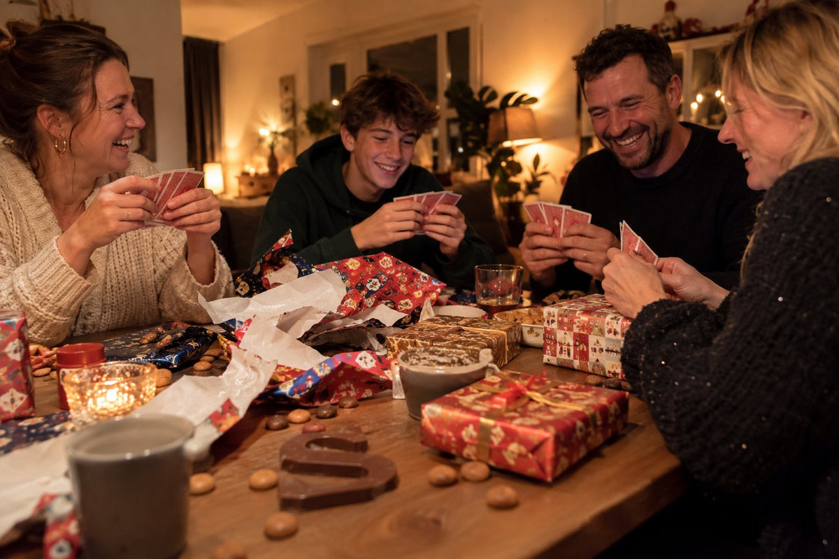 Vrienden en familie spelen een kaartspel op pakjesavond tussen cadeaupapier, chocoladeletters en pepernoten